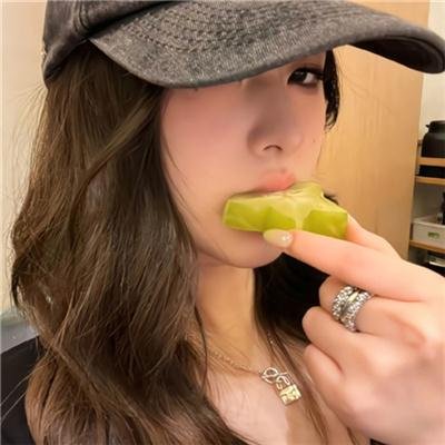 玻璃橱窗中的姑娘